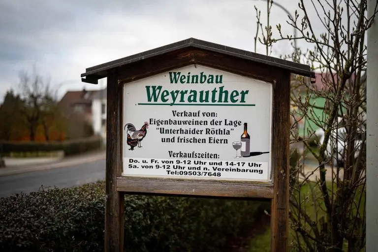 altes Hofschilder mit Aufschrift "Weinbau Weyrauther", Öffnungszeite und Verkauf in Unterhaid