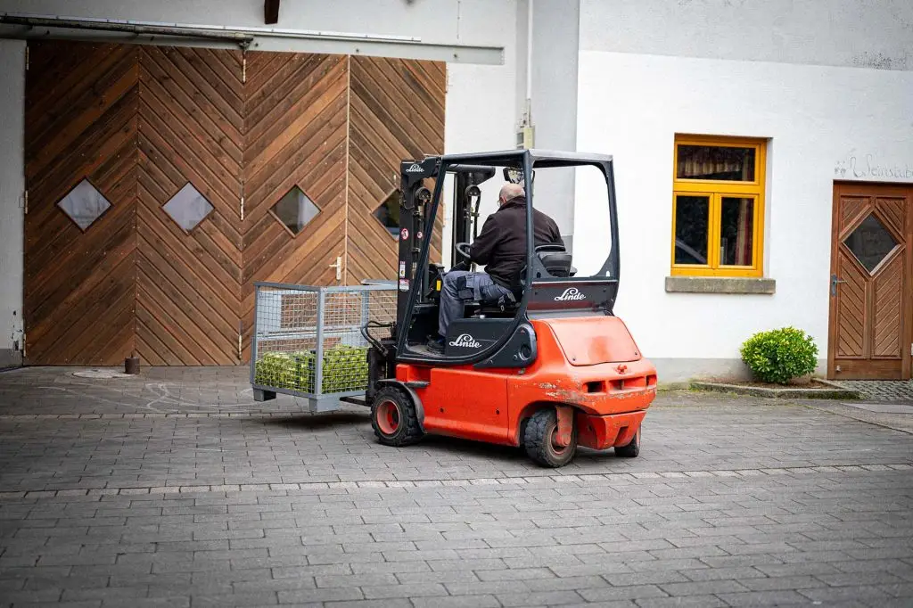 Klaus Weyrauther beim Verladen der frisch abgefüllten Weinflaschen mit dem Gabelstapler.