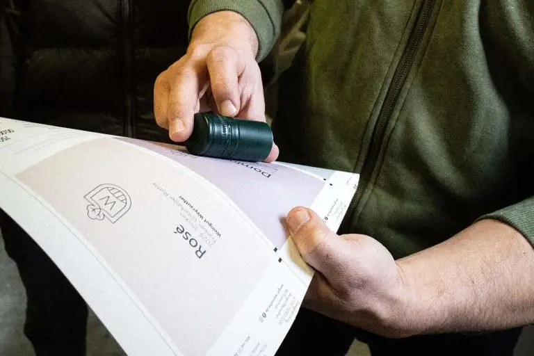 Andruck bei der Firma Hügelschäfer; Sebastian vergleicht die neue Etiketten mit den Hülsen