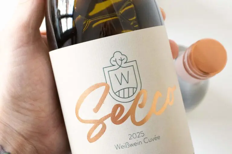 Secco-Flasche 2025 mit modern gestaltetem Etikett in Nahaufnahme