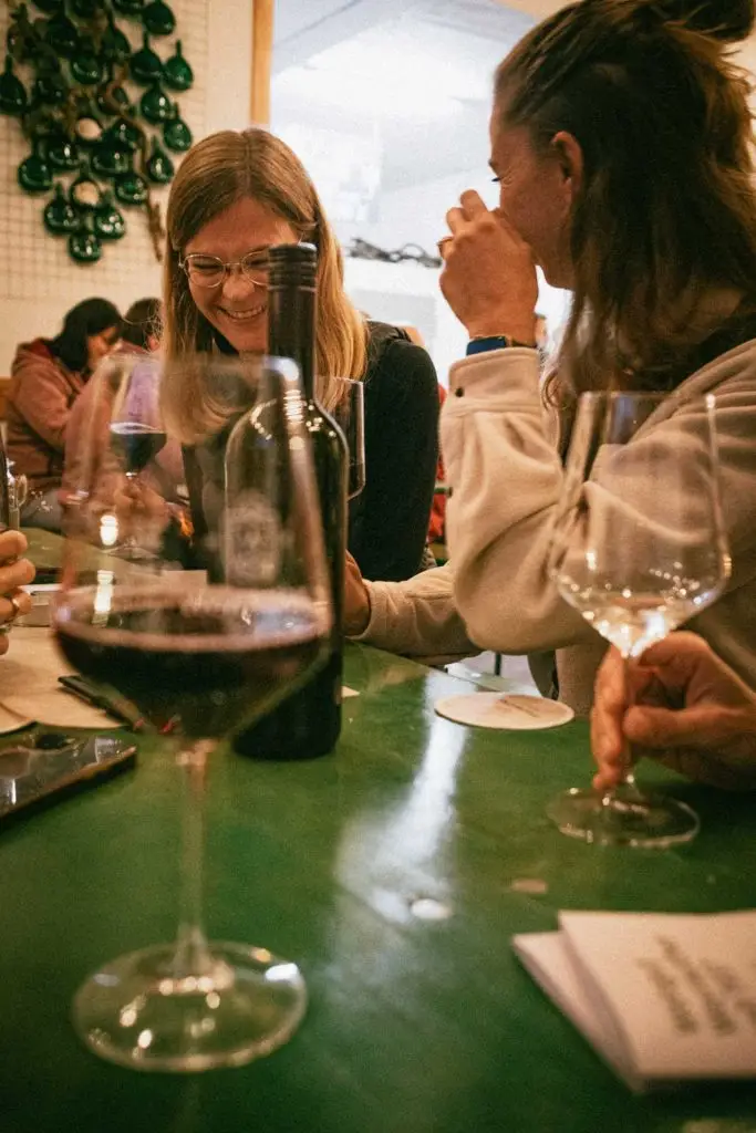 Freudige Gäste bei Winzersommerfest 2024 in Unterhaid