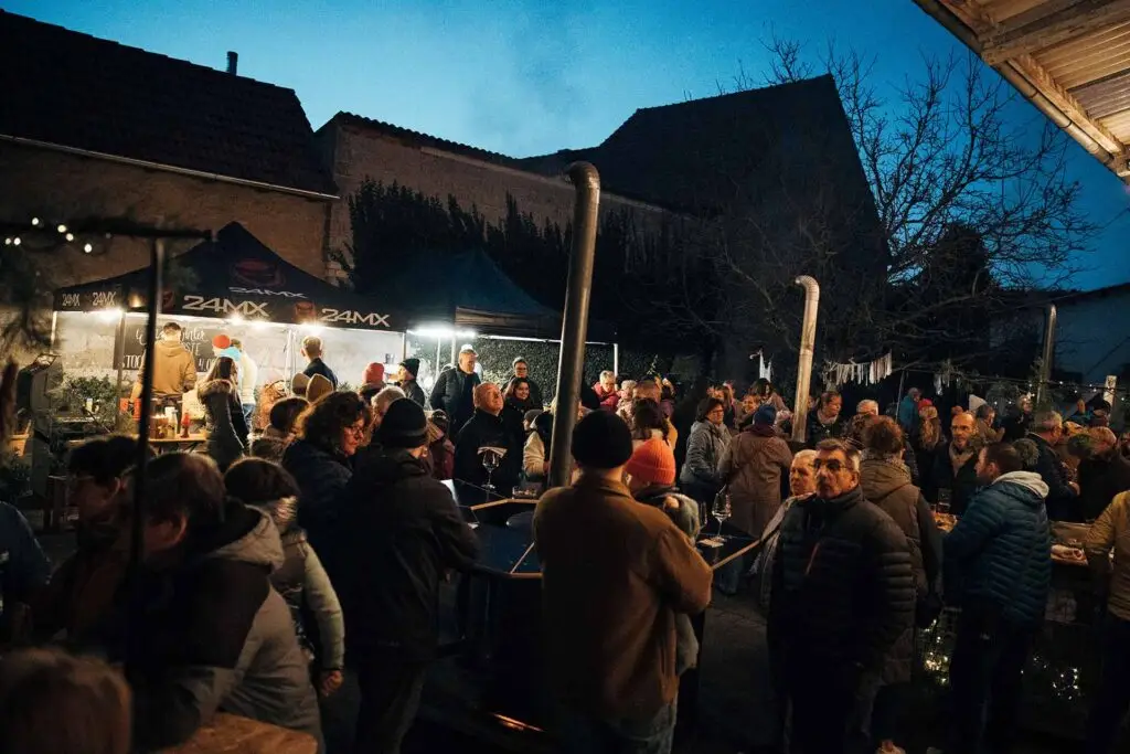 Großer Besucherandrang unter Abendhimmel beim Winterfest 2025 im Weingut Weyrauther in Unterhaid
