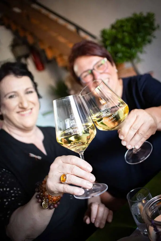 Weinverkostung beim Winzersommerfest des Weinguts Weyrauther