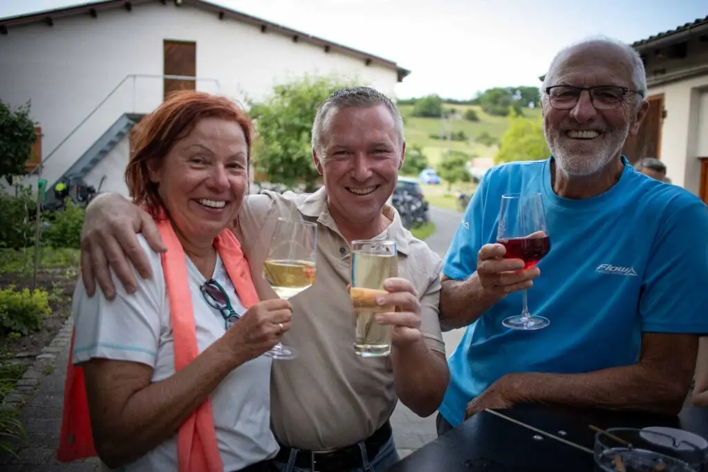 Gesellige Atmosphäre beim Winzersommerfest im Innenhof des Weinguts Weyrauther