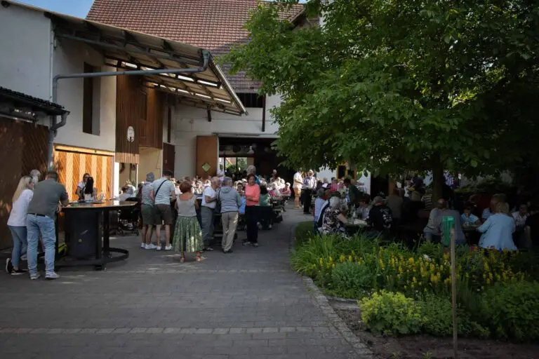 Sommerliche Stimmung im Innenhof des Weinguts Weyrauther während des Winzersommerfests